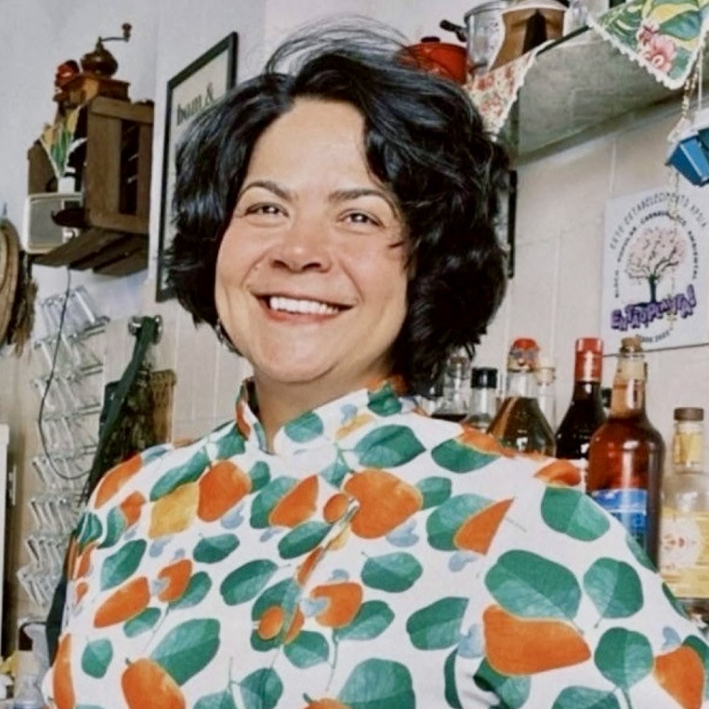 Foto de Lúcia Andrade, Master Chef, sorrindo numa cozinha
